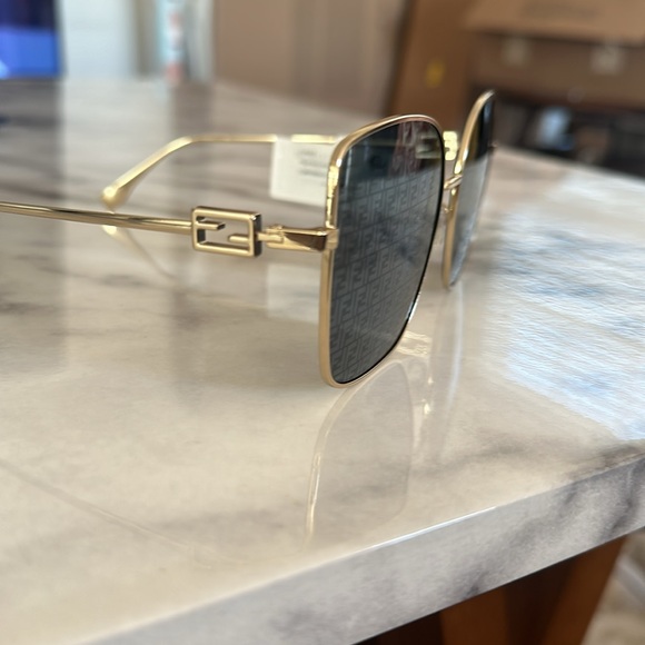 ✨FENDI✨ SUNGLASSES - Picture 8 of 9